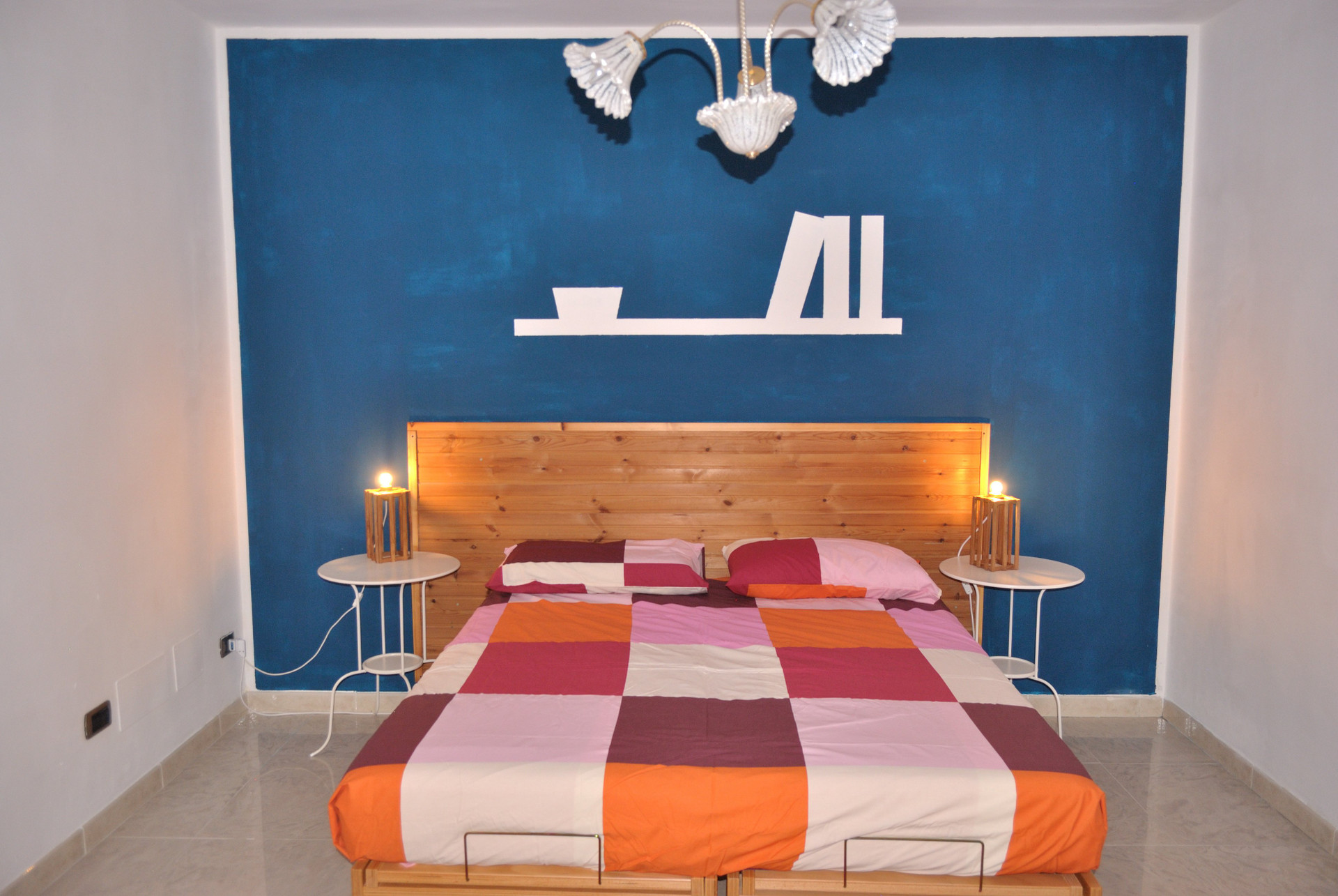 Double bedroom with blue wall
