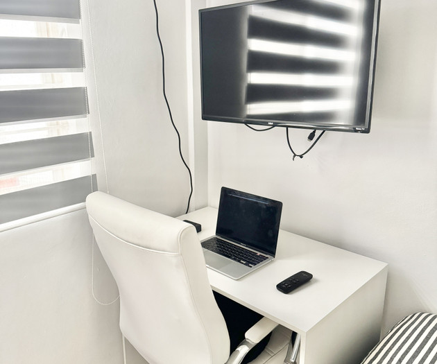 Flat 0/2 _ 500mbps WiFi_ desk,monitor,officeChair