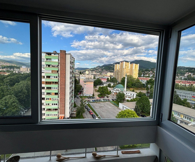 Sunny 9th-Floor Flat · Views · 350 Mbps Workspace