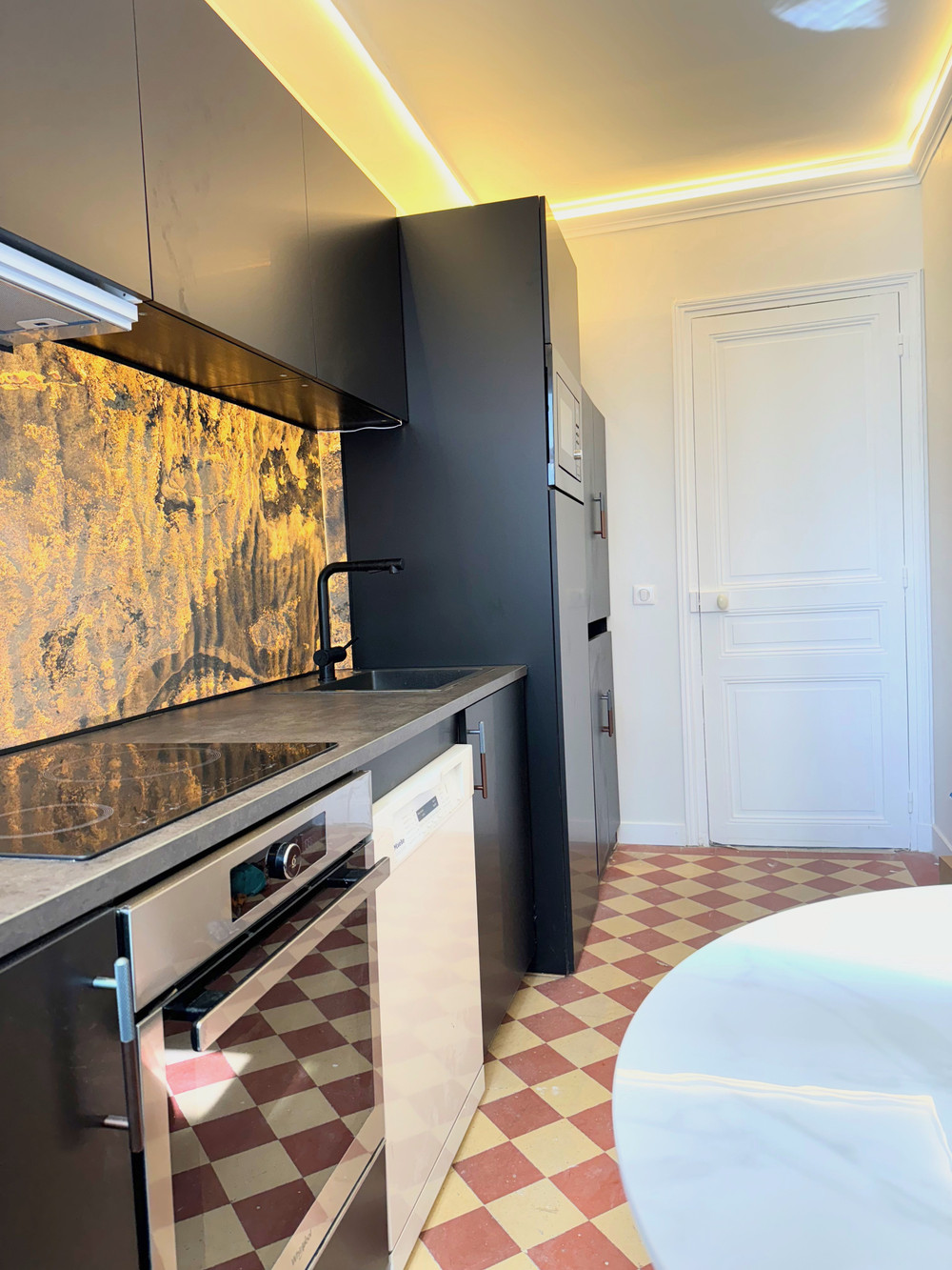Elegant Marais Apt | XXL Shower | King size Bed preview