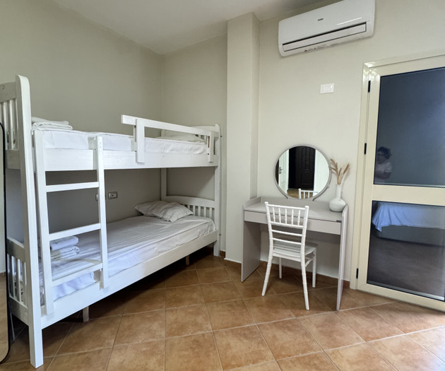Two bedroom apartment – 4 Min from the Beach!