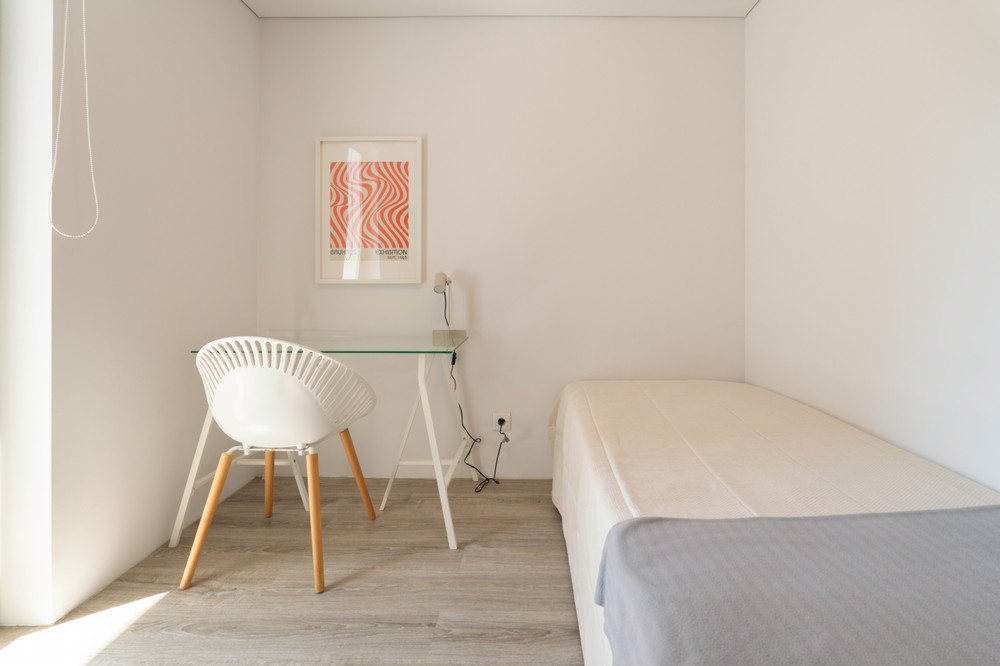 Cozy Bright Single Bedroom - Room 4 preview