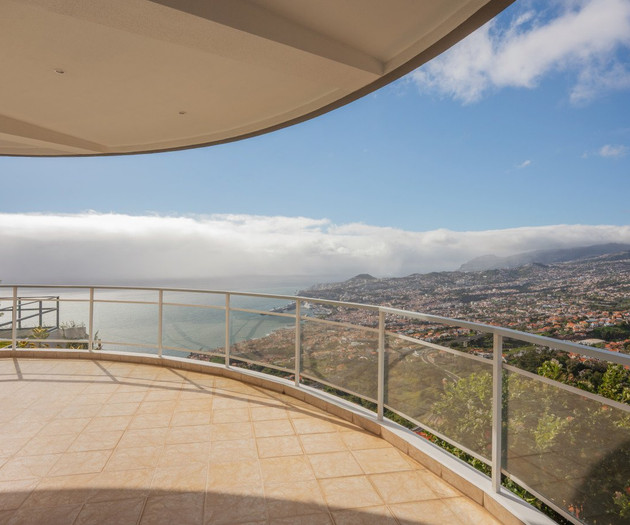 Apartamento espaçoso com 2 quartos, varanda, piscina e vista para a baía