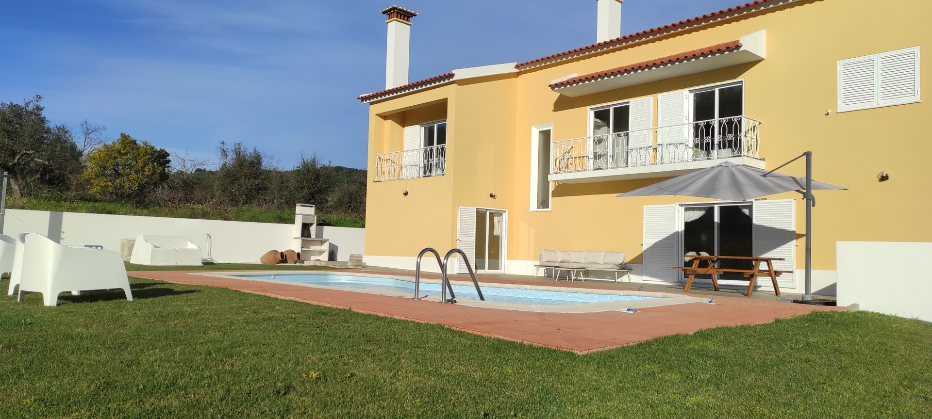Piscina durante o dia