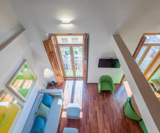 Bright & Cozy Penthouse · Seasonal Rental