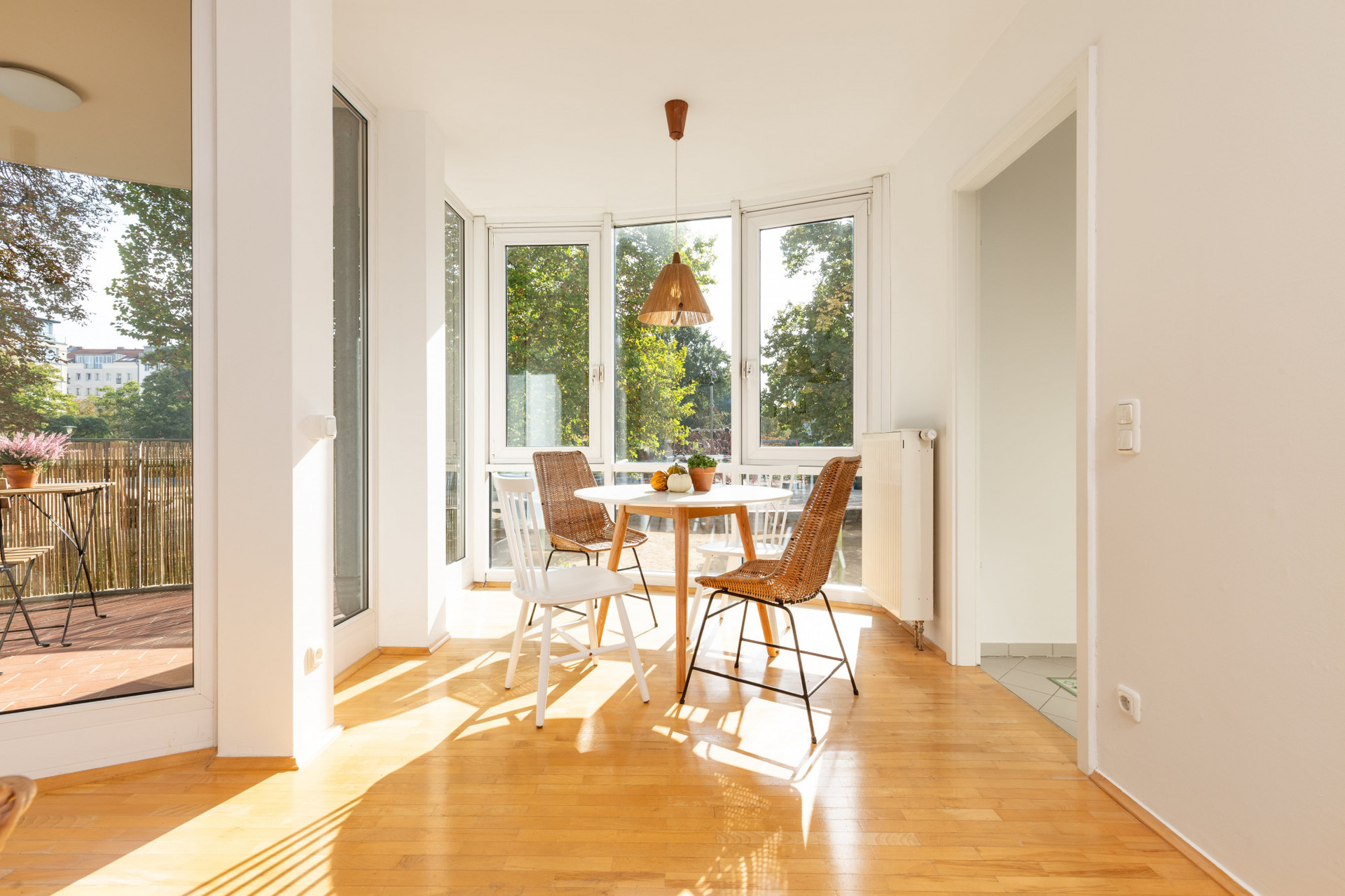 Invite your new Berlin friends over for a leisurely Sunday brunch – right in this sunny dining area overlooking Berlin Mitte’s favorite park, the Volkspark am Weinbergsweg