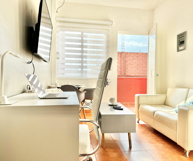 Flat 1/3_ 500mbps Wifi, Desk with office chair
