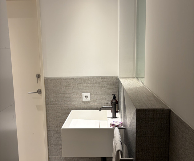 Bright Room with Workspace & Private Bathroom – En