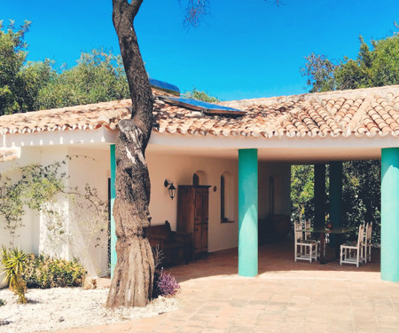 Casita de campo con jardines y piscinas.