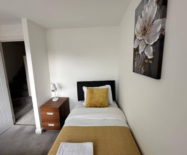 Cozy 3 Bedroom House | Free Parking | Garden