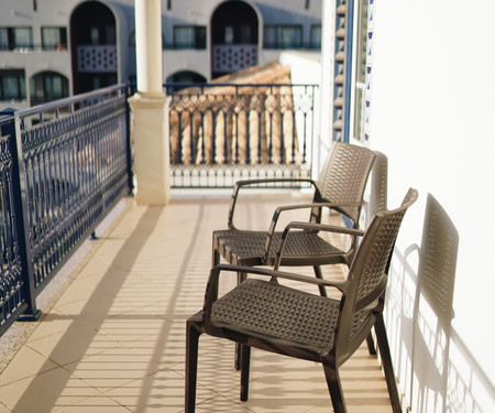 Bright Lovely Flat w/ Pool & Balcony