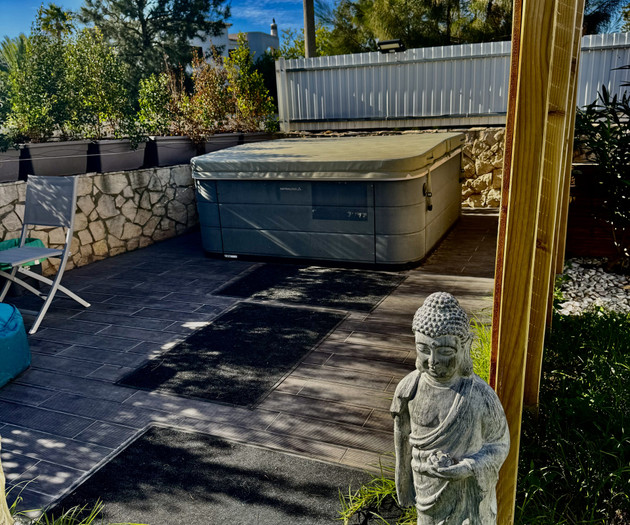 Hot tub with statue