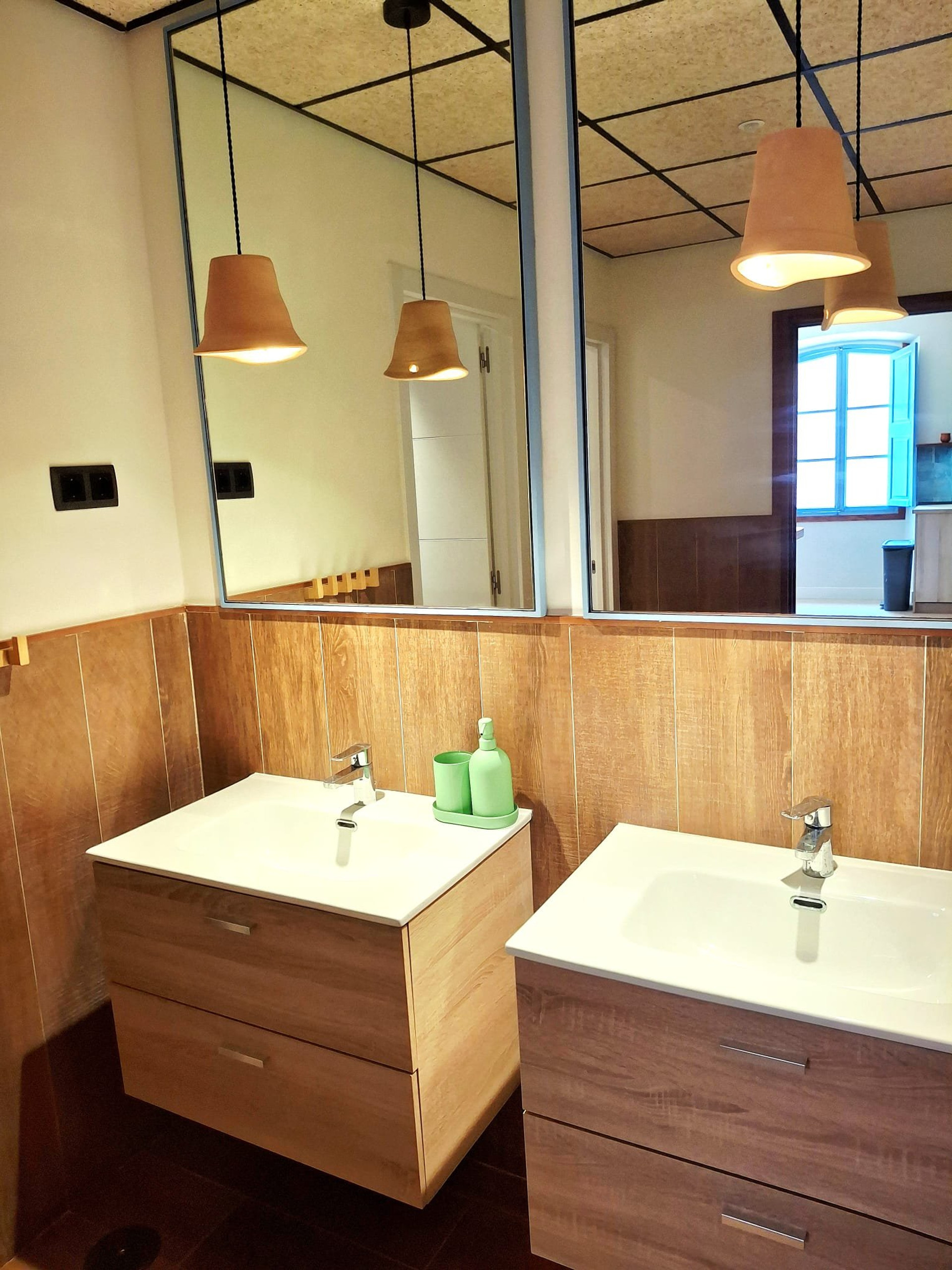 Bathroom double sink vanity