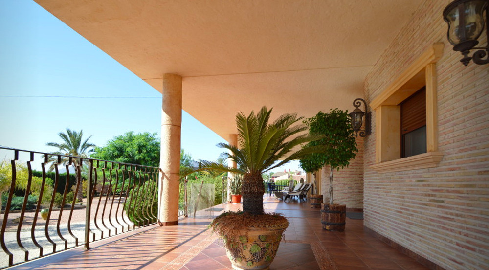 Villa with pool and garden in Alicante