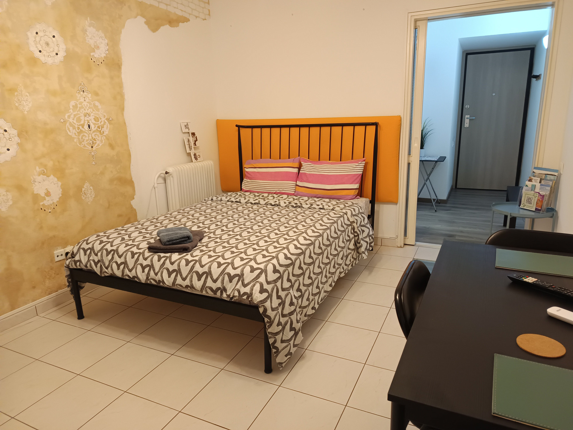 Bedroom with double bed overview