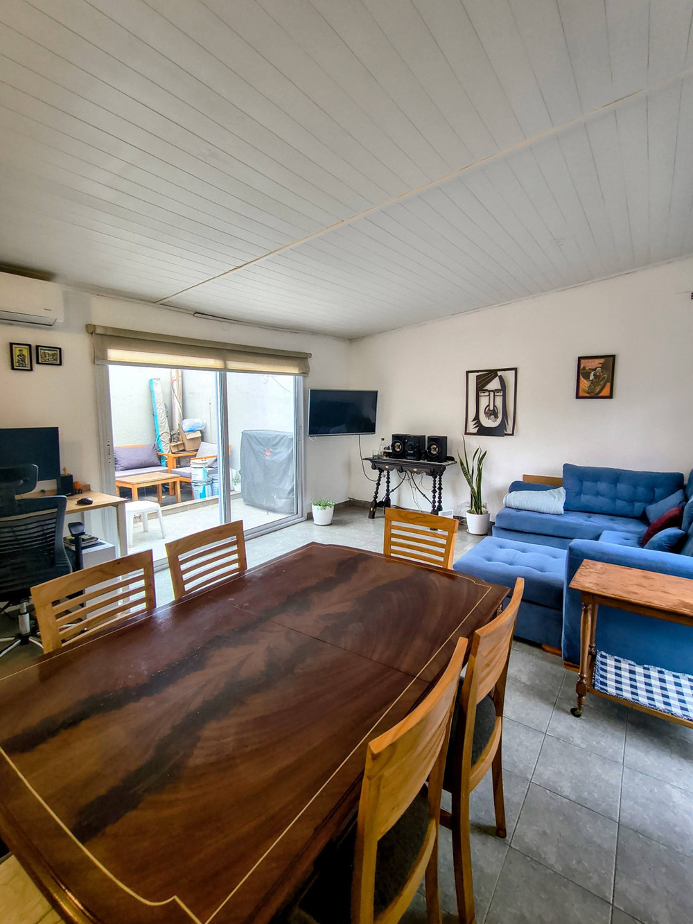Bright furnished 1-bedroom apartment with private preview