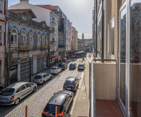 Colorful Bright Flat w/ Balcony by Host Wise