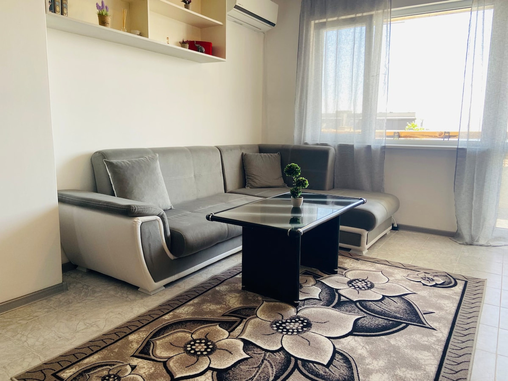 Living room image 1