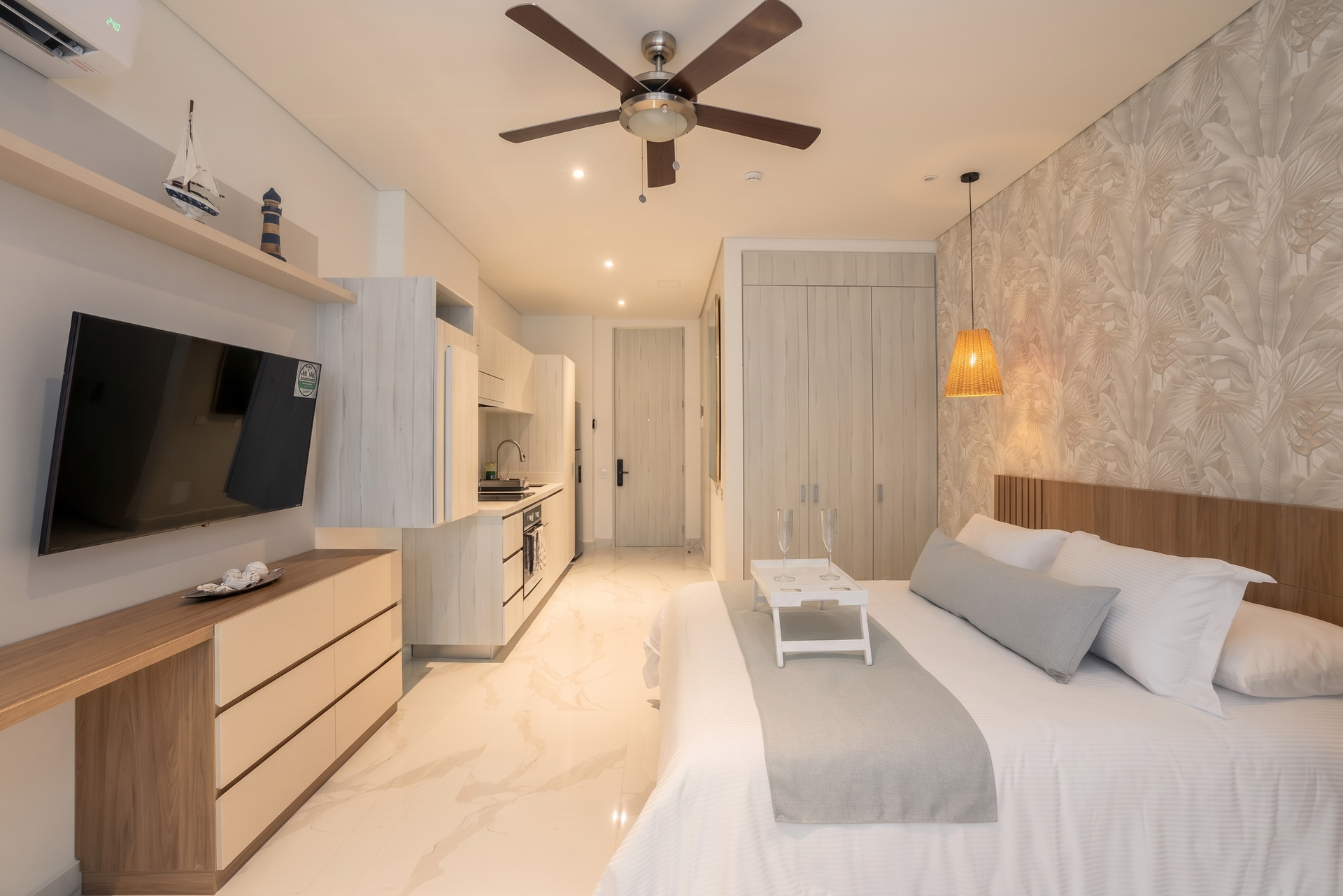 Loft moderno y luminoso con diseño elegante, cama queen y espacios perfectamente distribuidos para una estancia cómoda y funcional. Ambiente acogedor con aire acondicionado, cocina equipada y detalles pensados para que te sientas como en casa.
