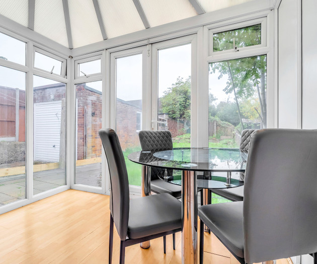 Spacious 4-Bedroom Haven in Orpington Retreat