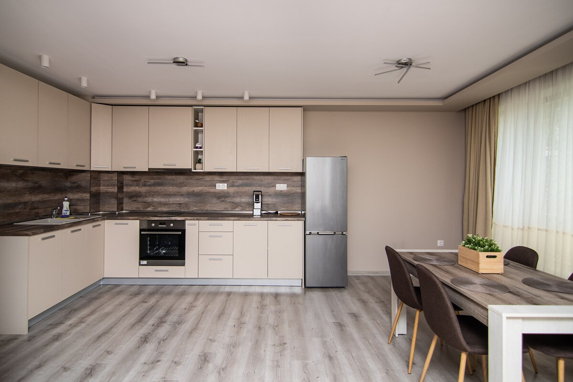 Full kitchen image 1