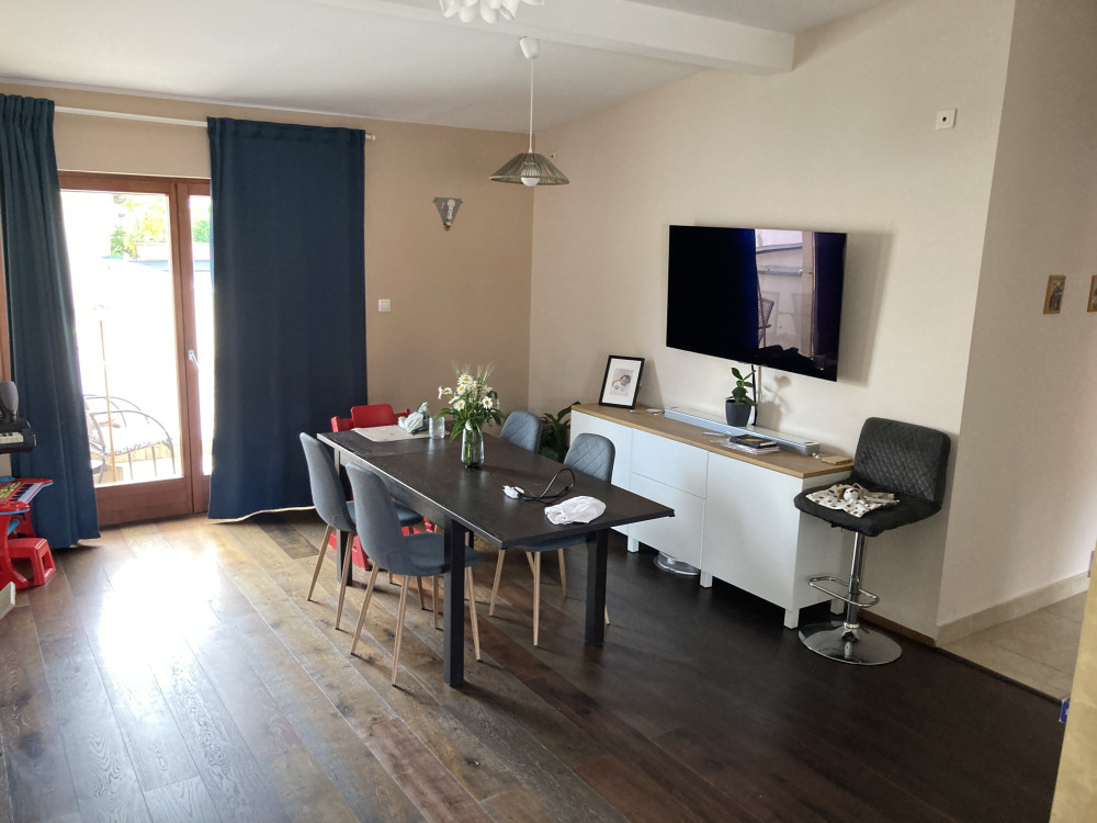 Sunny 2BR apartment downtown Budapest preview