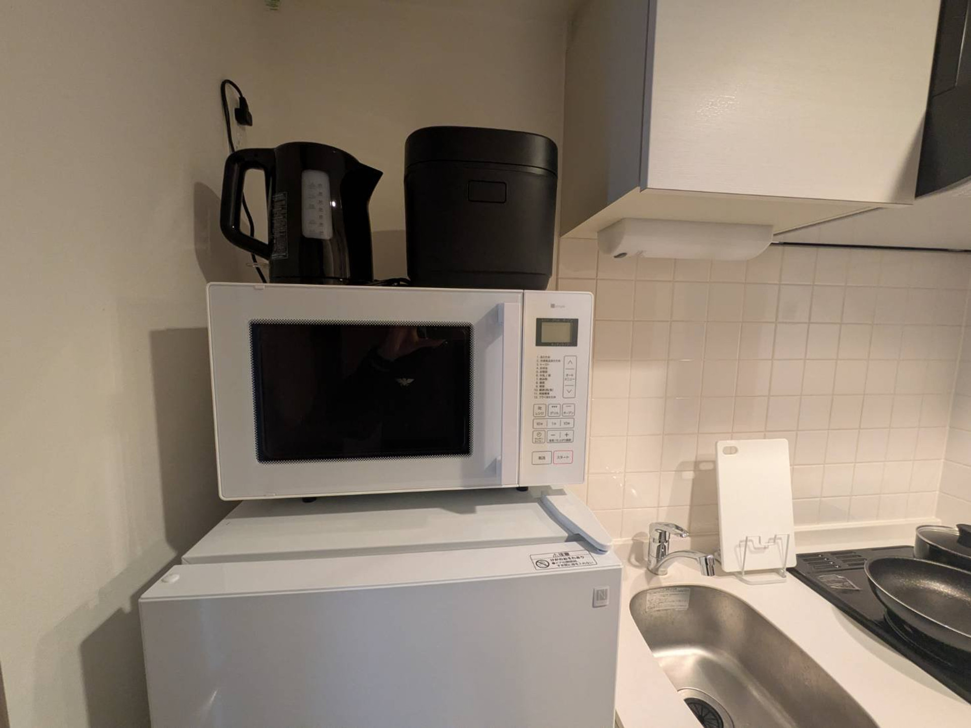 冷蔵庫、電子レンジ、炊飯器、電気ポットがあります。