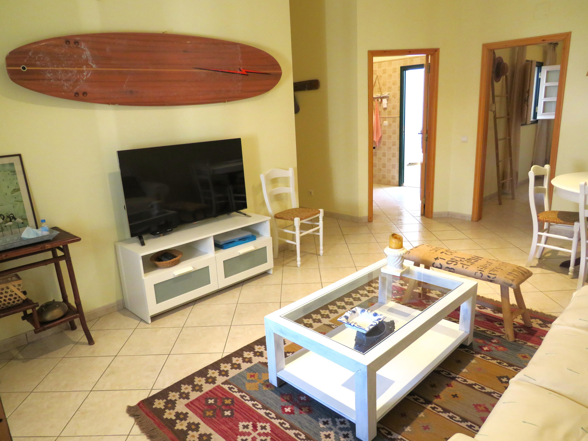 Sala de estar/jantar com TV