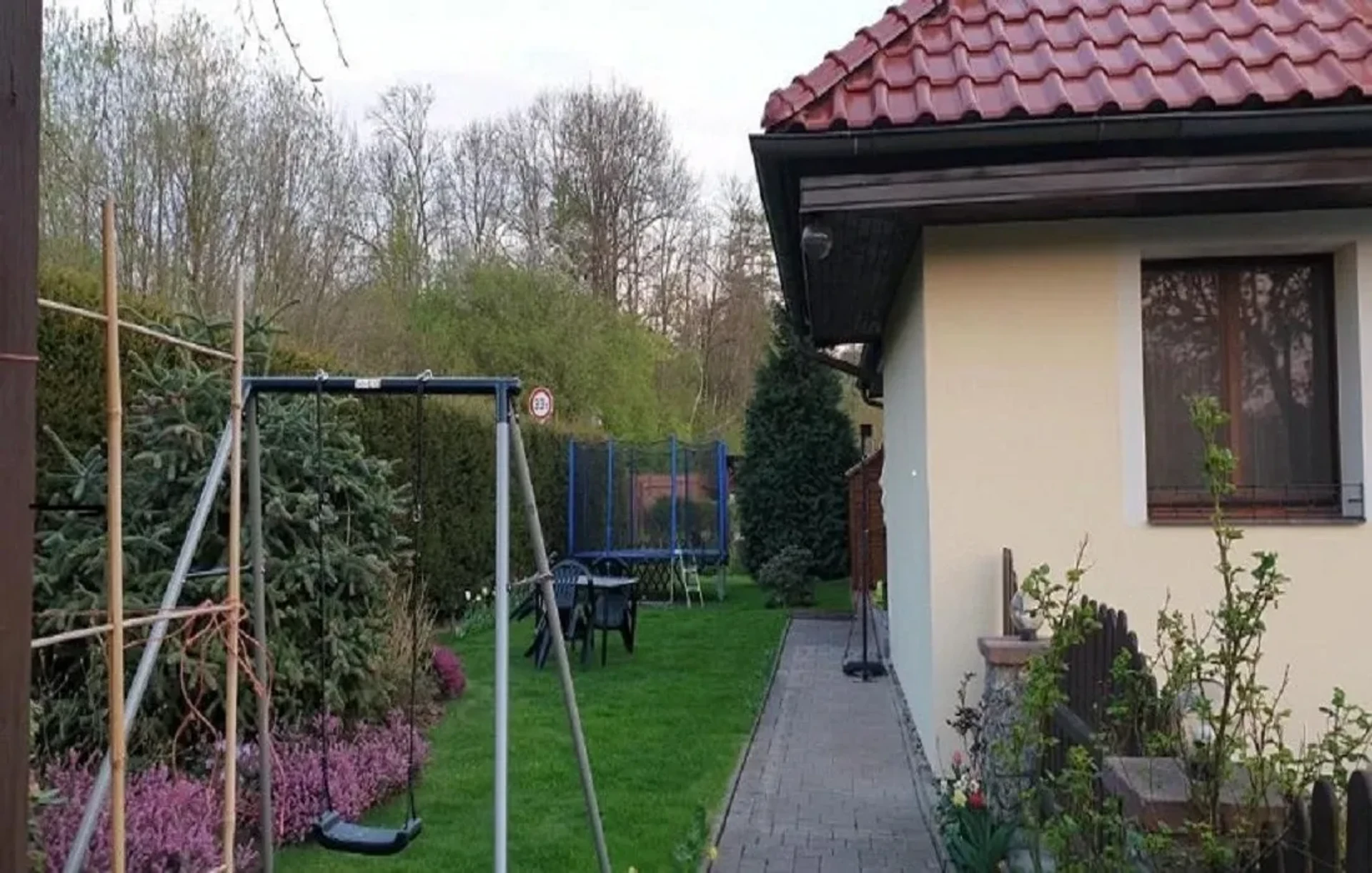 Dům s posezením na zahradě