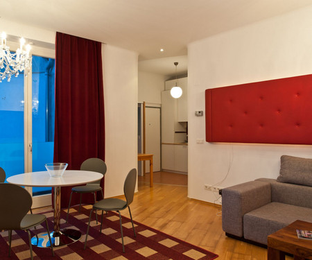 Your Quiet Designer Apartment Close to City Center