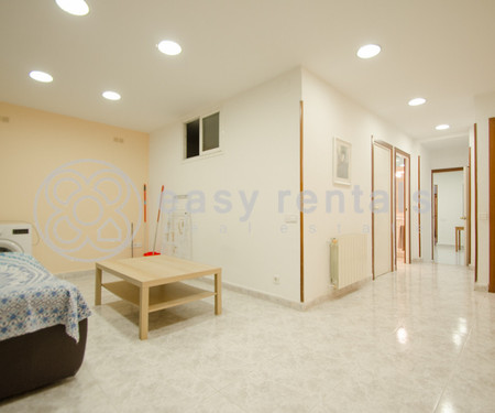 Large 100m2 ground floor apartment. Well equipped