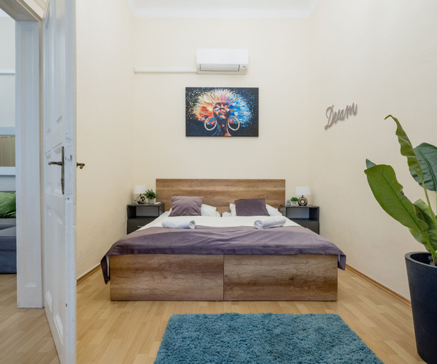 Green Lantern Home Downtown with AirCon Basilica