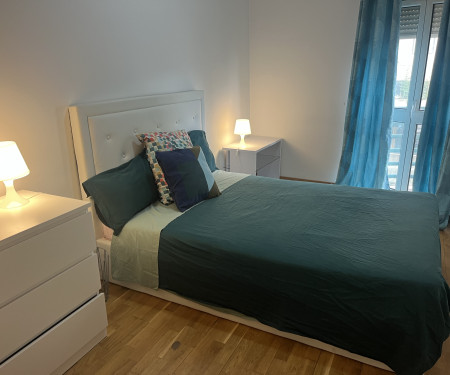 Quarto duplo em zona nobre de Lisboa