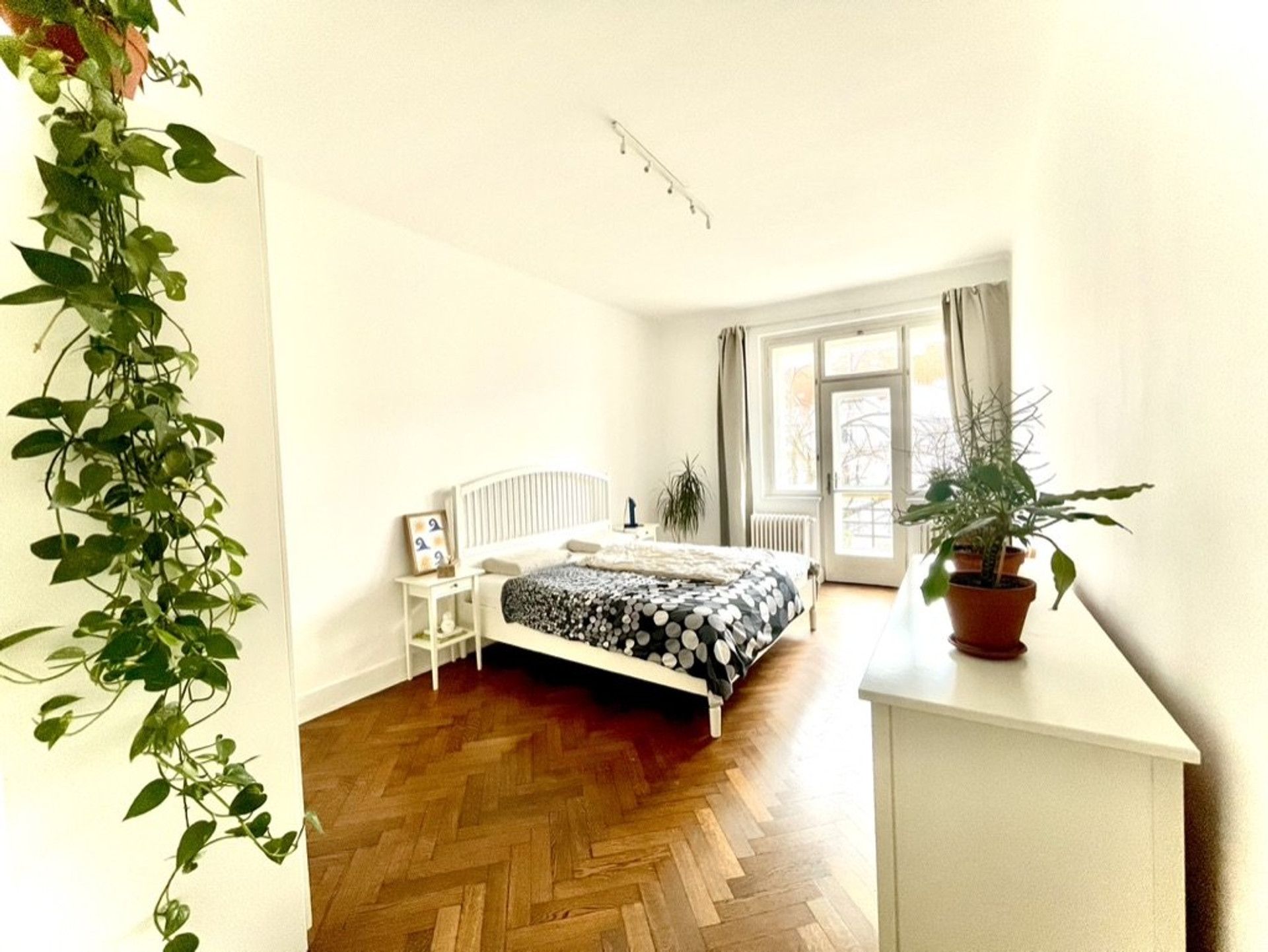 Bedroom with herringbone parquet floor