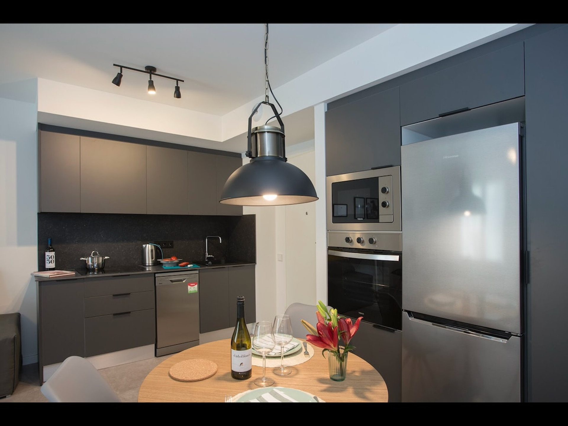 Full kitchen image 2