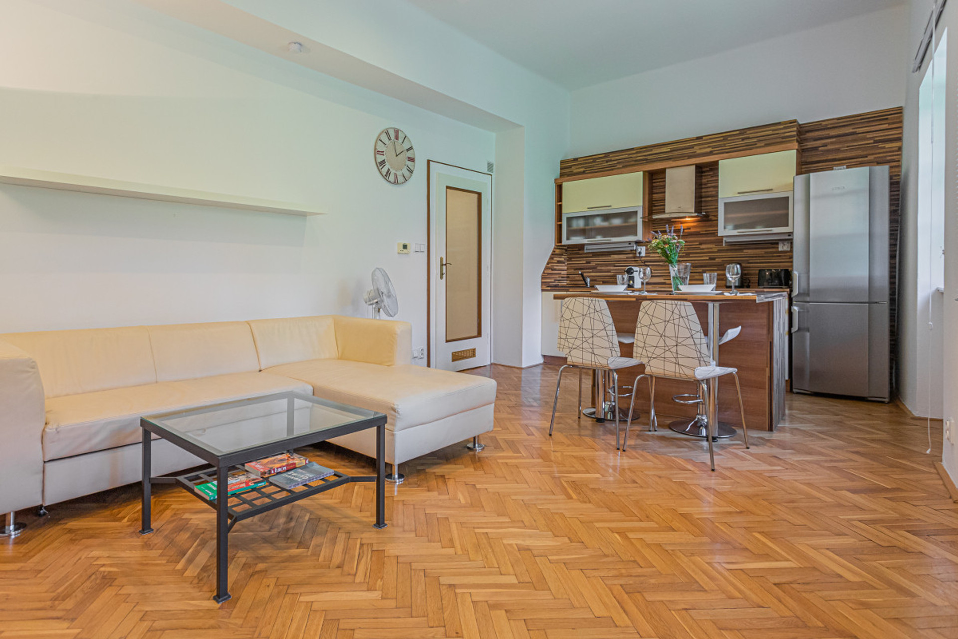 Obývací pokoj s kuchyňí | Living room with Kitchen