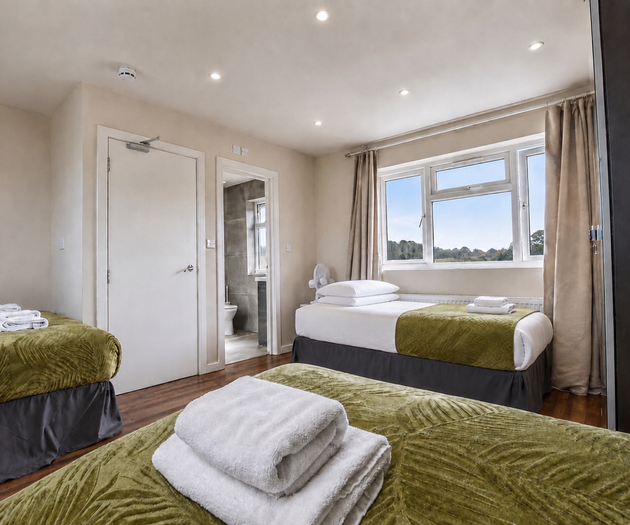Spacious 3BR Flat Sleeps 7 in Greenford
