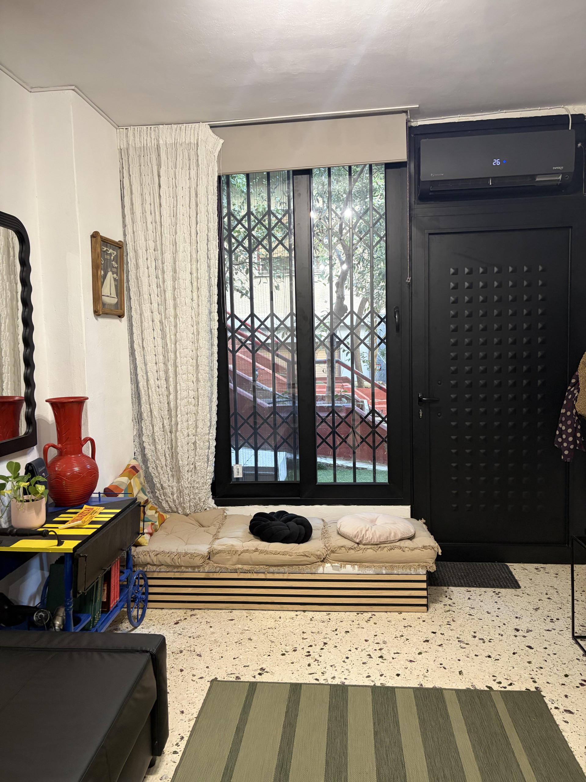 Entrance area with window and AC