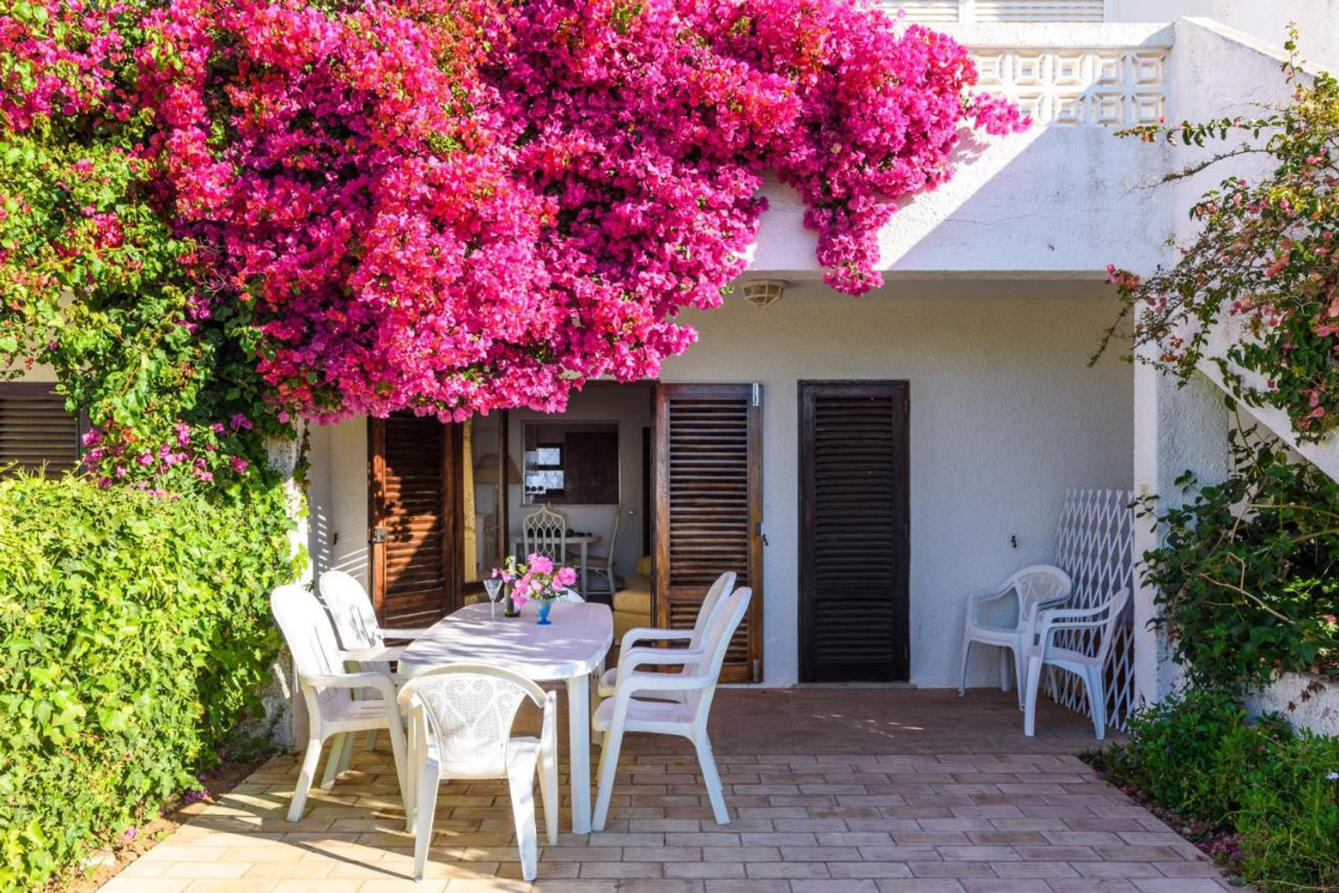 Outdoor dining area at Casa Sol e Praia