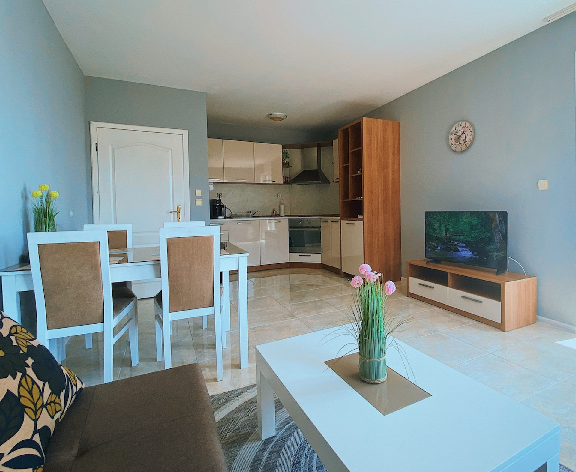 Living room + kitchen with sea view