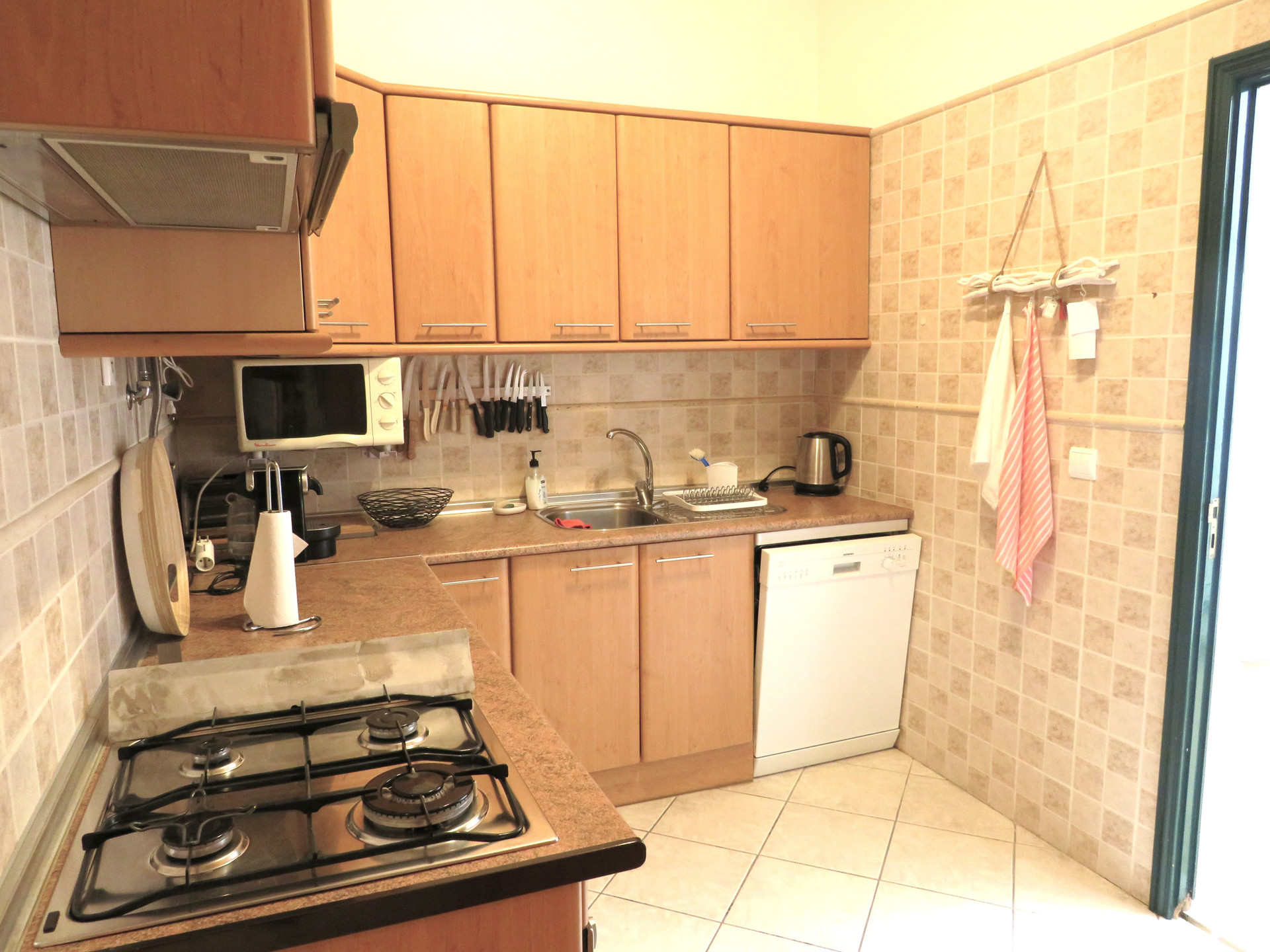 Cozinha equipada com acesso ao pátio privado 