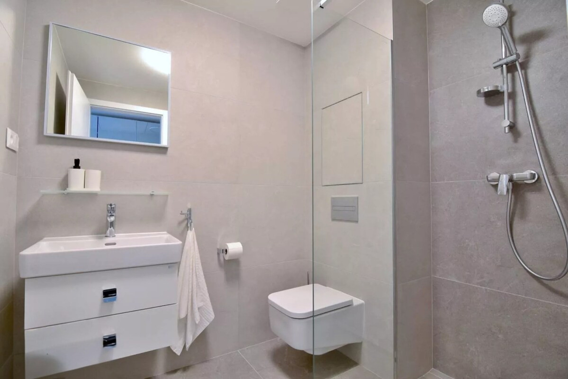 Full bathroom image 2