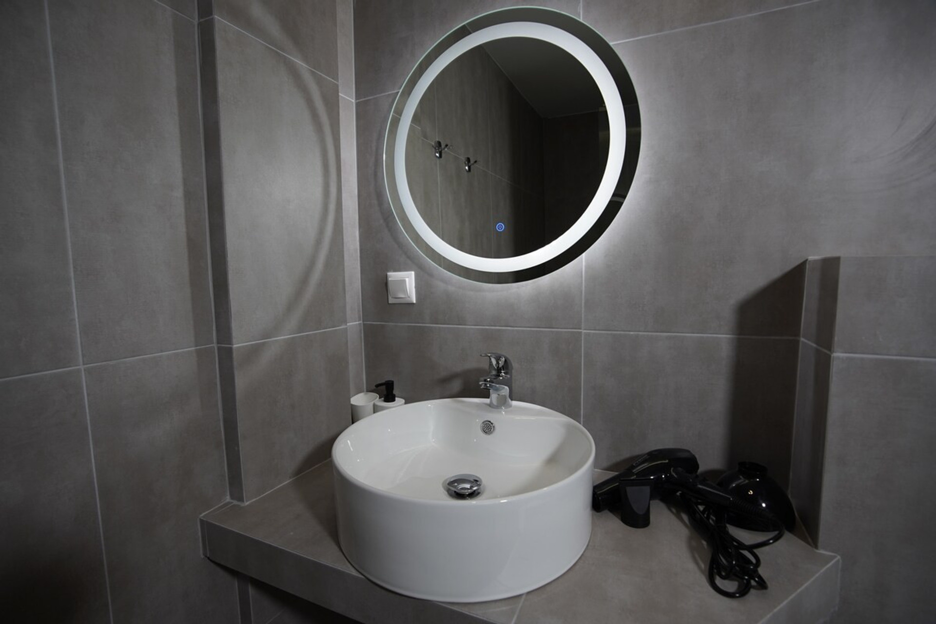 Full bathroom image 1