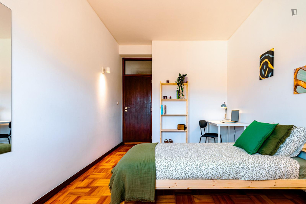 Splendid single bedroom in central Porto-room 6 preview