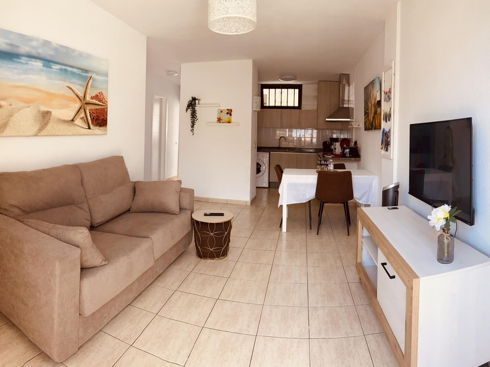 salón luminoso, con smart tv e internet