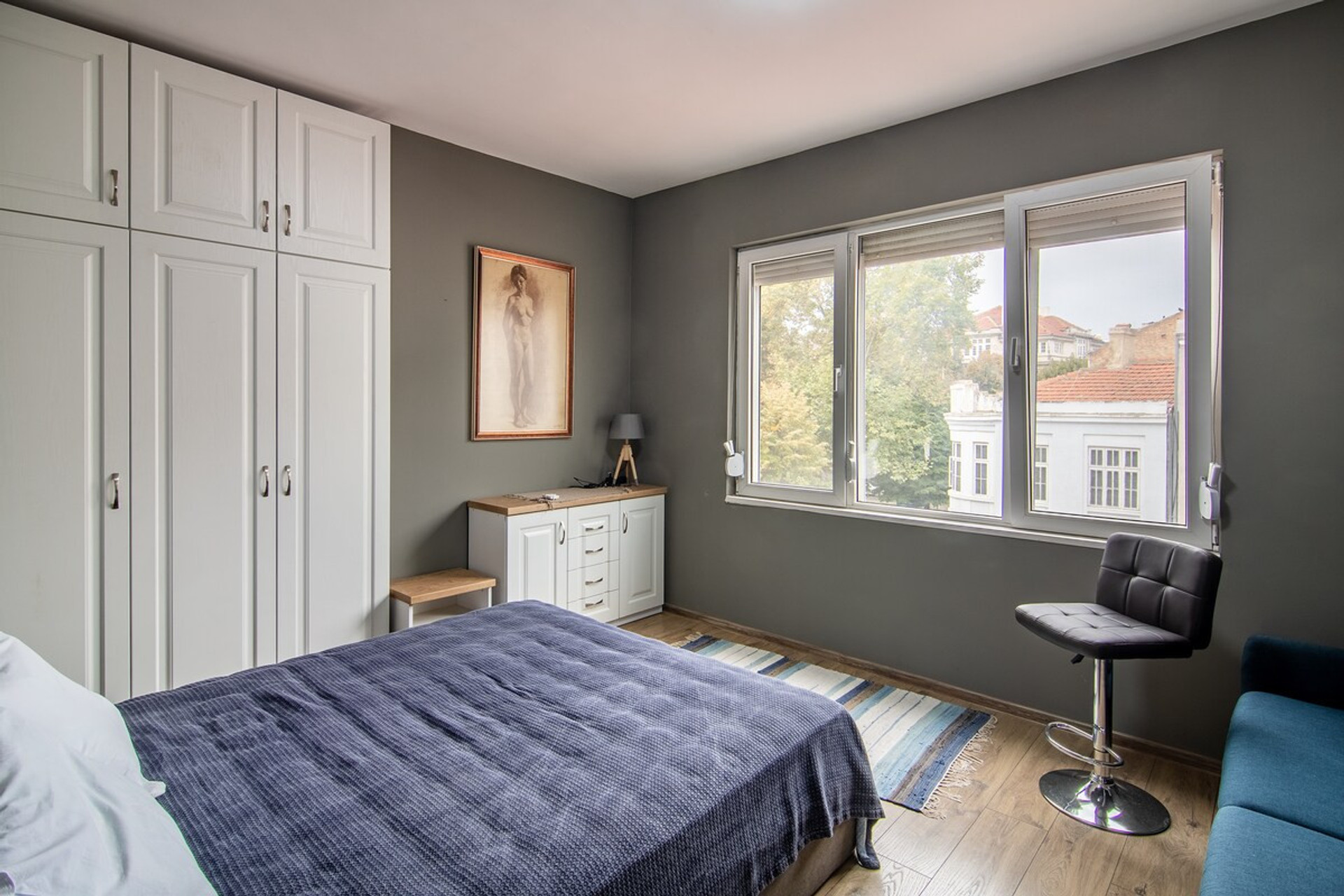 Elegant master bedroom with premium bedding – Experience luxury and comfort with a king-sized bed, high-quality linens, and a soothing color scheme for the perfect night’s rest.
