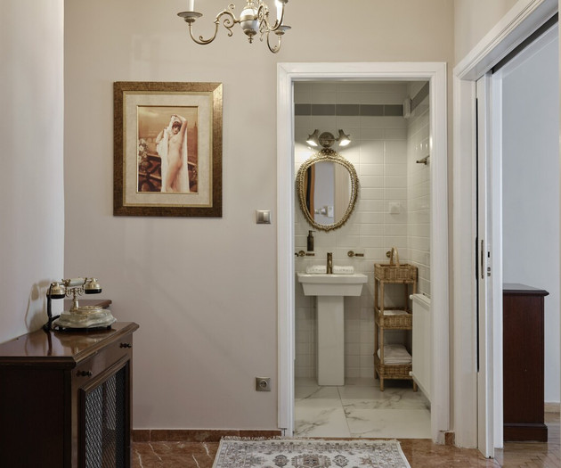 The bathroom's door