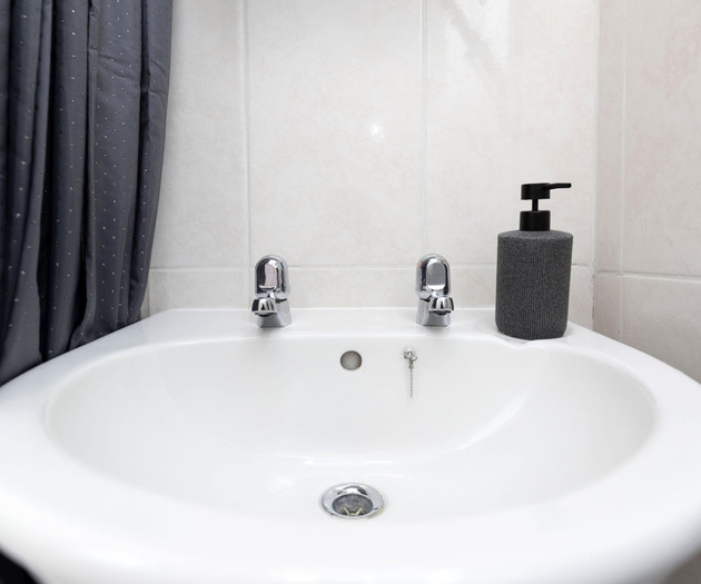 Spacious 4BR Home in Gateshead Sleeps 8 w/Parking