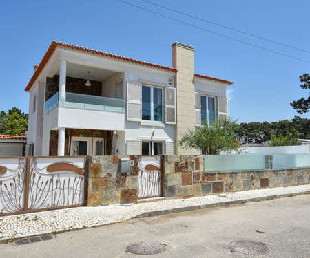 standalone villa in Aroeira with  heated pool