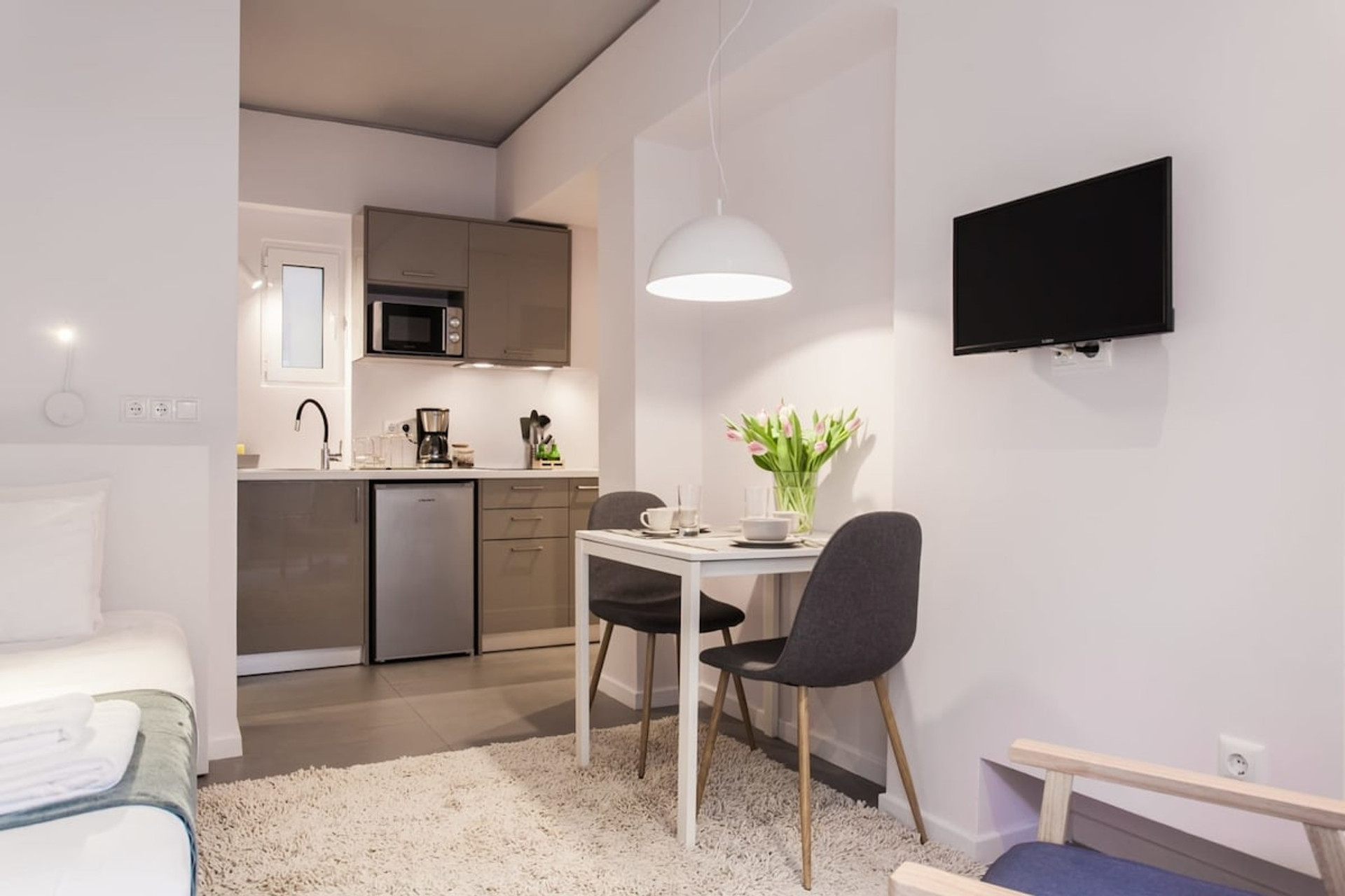 Breakfast table & kitchenette